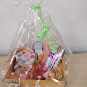 Cesta decorativa con maquiaje